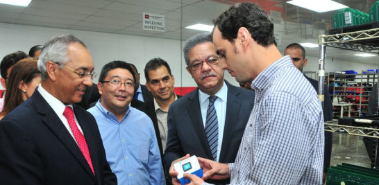 Innovación. El emprendedor Emil Rodríguez le muestra a Leonel Fernández y a Eddy Martínez un administrador de contraseñas que fabrican en el Parque Cibernético.