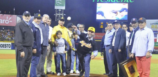 Eduardo Cruz, presidente de Seguros Humano, realiza el lance de honor del primer partido de la final.