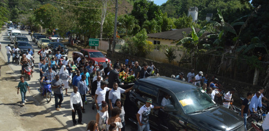 Caravana. El cortejo fúnebre y gran parte de la caravana que siguió el mismo a pies y en motores desafiando el candente sol.