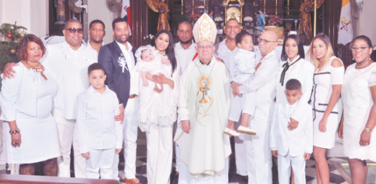 Regocijo. La familia García Acosta con el Obispo Antonio Camilo.
