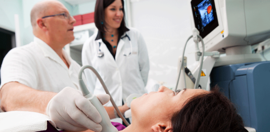 Valor. Las hormonas tiroideas son importantes para el cuerpo porque regulan el metabolismo, la función del corazón, el tubo digestivo. Su exceso o deficiencia produce varios síntomas.