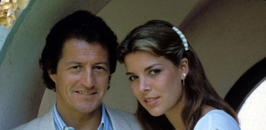 1975 Durante una fiesta en París, Carolina conoce a Philippe Junot. En junio de 1978, y con el descontento de sus padres, se celebra la boda. Dos años más tarde el romance llega a su fin.