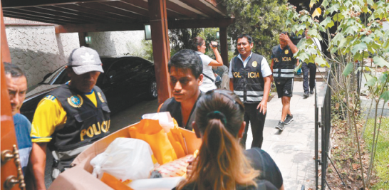 Papeles. Policías y fiscales iniciaron registraron la casa del
expresidente Alejandro Toledo en Lima, dentro de la investigación por haber recibido supuestamente 20 millones de dólares.