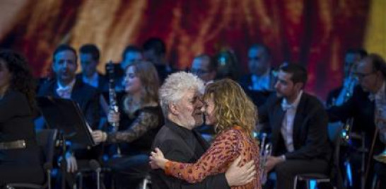Emma Suárez recibe de manos de su director, Pedro Almodóvar, el Premio Goya a la mejor actriz protagonista por su trabajo en "Julieta", el sábado 4 de febrero del 2017 en Madrid. (AP Foto/Daniel Ochoa de Olza)