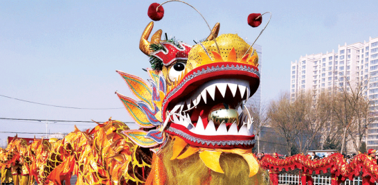 Dragones. Bailarines con figuras de dragón toman un descanso durante un desfile para celebrar el tradicional Festival de las Linternas, en China.