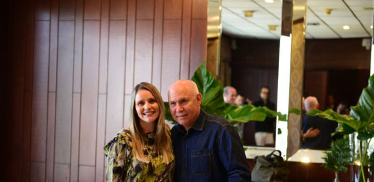 Ana Olivares, CEO de Eventors Producciones, empresa encargada de la decoración de la mesa, posa junto a Steve McCurry.