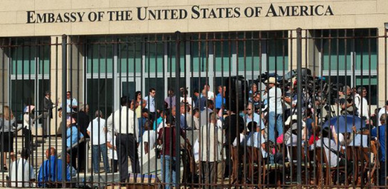 La embajada de Estados Unidos, reabierta el 14 de agosto de 2015, se encuentra frente al puerto de La Habana y la Tribuna Antiimperialista José Martí.