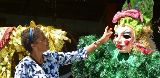 Ramona Cunca fue la primer presidenta de la Unión Carnavalesca Cotuisana (UCAC), fundada en 1983. Cuando uno se disfraza cambia totalmente. No tiene sentido disfrazarse y no vivir el personaje que estás representando, dice la artesana. Glauco Moquete/LD