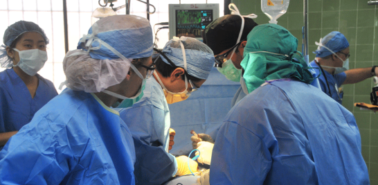 Equipo de médicos norteamericanos y del Gautier mientras intervienen un paciente durante el inicio de la Jornada de Cirugía de Columna. |  Foto: Adriano Rosario