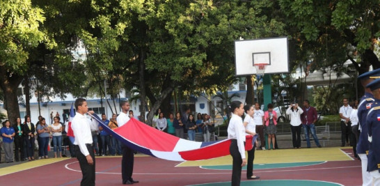 Estudiantes rinden honores a la Bandera Nacional.