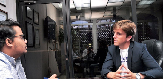 Entrevista. El periodista Sergio Cid conversa con el jefe de Operaciones de Cabify, quien visitó las instalaciones de LISTÍN.