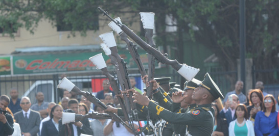 Preparados. Soldados del Ejército de República Dominicana realizan una maniobra de exhibición durante el acto de honor a la Bandera Nacional.
