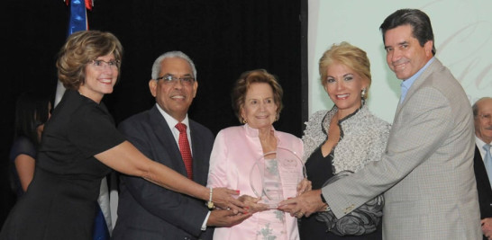 Alice y Teddy Heinsen premian a su madre Carmen Jane Bogaert, junto a Mario Emilio Guerrero e Ivelisse José Jorge.