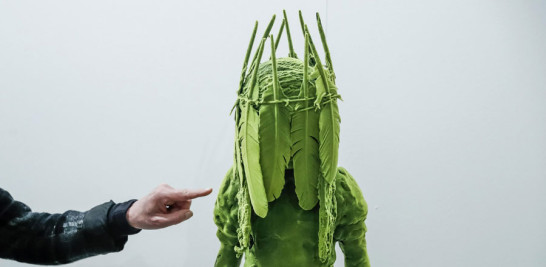 Escultura de cerámica "Moss People" (2017), del artista finlandés Kim Simonsson.