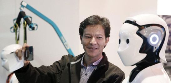 Experiencia. Un visitante en el módulo de Ubunto se hace un selfie con un robot.