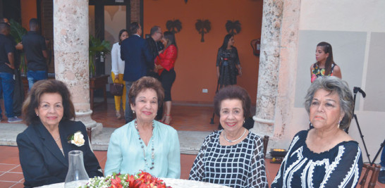 Milqueya Portes, Margarita Rivera de Hidalgo, Clementina Guzmán de Ares y Delgis Nardi de Rivera.