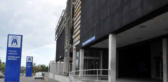 Abandono. Las barandillas que conducen a la entrada de la estación Hermanas Mirabal se encuentran retorcidas, aparentemente, por una embestida accidental de un vehículo. Sin embargo, las autoridades todavía no las reparan.