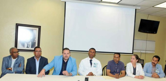 Doctor Amaury García, director general del Hospital Traumatológico Ney Arias Lora, junto a especialistas que ejercen en Estados Unidos, anuncian jornada quirúrgica en beneficio de pacientes pobres.