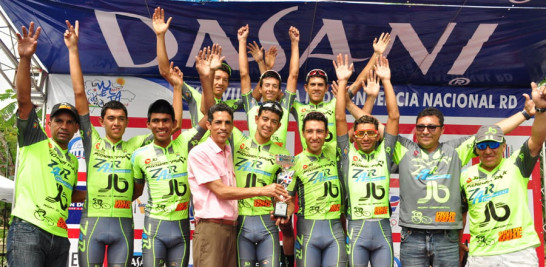 Integrantes del equipo JB Ropa Deportiva al momento de ser premiado como equipo campeón de la Vuelta por equipos.