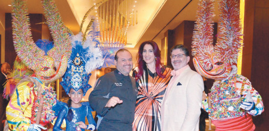 Leandro Díaz, Tita Hasbún y Omar Hasbún, junto a los personajes del carnaval.
