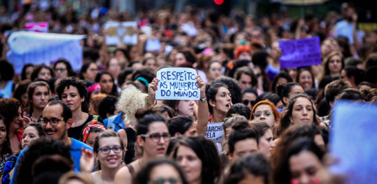 Manifestación. Miles de mujeres participan en una marcha ayer, en el Día Internacional de la Mujer en Sao Paulo, Brasil.