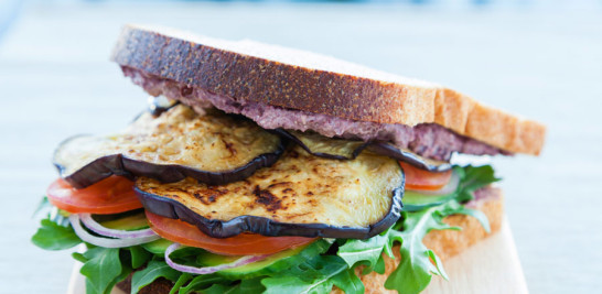 Sándwich. No te resistes al pan? Haz esta receta más saludable sustituyendo las rodajas de queso y jamón por rodajas de berenjena.