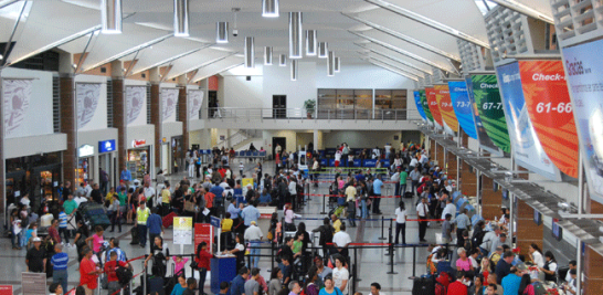 Prevención. La mayoría de los dominicanos que regresan voluntariamente al país utilizan el Aeropuerto Internacional de Las Américas.