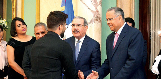 Gente. Danilo Medina y Juan Ramón Gómez Díaz dieron los saludos.
