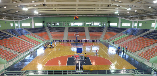 ESCENARIO. El Pabellón de Voleibol del Centro Olímpico Juan Pablo Duarte está listo para recibir la acción del baloncesto superior distrital.