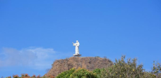 El Cristo de la Misericordia, en San Juan del Sur. Es una escultura metálica revestida con láminas de fibra de vidrio que mide 15 metros de altura, más otros 9 metros de pedestal.