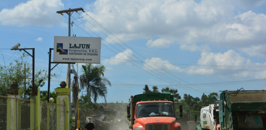 Desechos. Los camiones de las alcadías del Gran Santo Domingo se han visto afectados por la oposción de los operadores del vetedero de Duquesa que reclaman pago millonario.