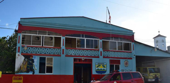 Edificio. En esta edificación de la calle Jaime Mota está ubicada la estación de bomberos del municipio Santa Cruz de Barahona.
