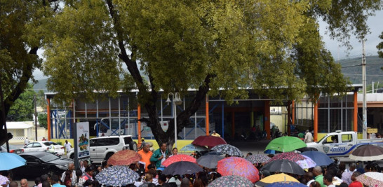 Protesta. Miguel Ángel Féliz encabezó ayer una concentración de profesores en la Plazoleta Duarte en Barahona.