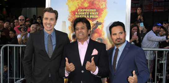 Dax Shepard y Michael Peña, con Estrada al centro, en el estreno de la versión cinematográfica en Los Ángeles.