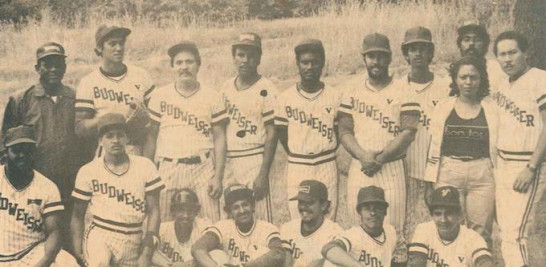 De pie, el primero de la izquierda, con suéter negro, es Caballero Cepeda, quien fungía de entrenador del team Budweiser, en visita que hicieran desde New York para jugar contra equipos de las Fuerzas Armadas y la Policía Nacional en Santo Domingo (1981).