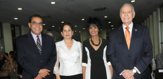 Jochy Herrera, Ángela Hernández, la pintora Elsa Núñez y el magistrado Víctor Gómez Bergés.
