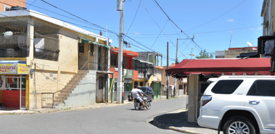 Precaución. Los residentes en los distintos sectores del Gran Santo Domingo han tomado como medida de prevención para no ser víctimas de la delincuencia encerrarse en sus casas y solo salir cuando se trate de una emergencia.