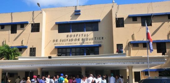 El reclamo fue hecho durante una concentración de médicos, enfermeras, técnicos, bioanalistas y personal administrativo,  realizada hoy frente a la sede del hospital Salvador B. Gautier.
