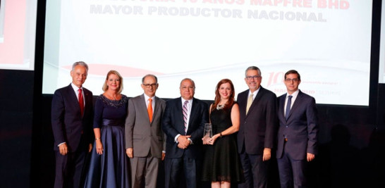 Representantes de Marsh Franco Acra reciben el premio especial a la trayectoria 10 años Mapfre BHD de manos de los ejecutivos de la firma.