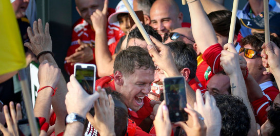 Team. Sebastian Vettel es el niño de la escudería Ferrari y celebra con todos como tal. EFE