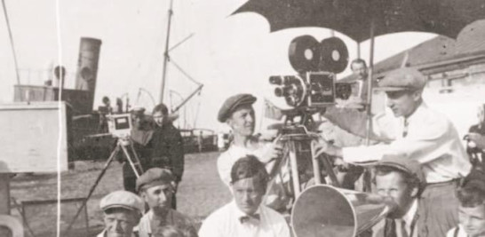 Director. El entonces joven director Serguei Eisenstein, bocina en mano.