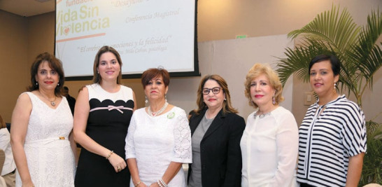 Carmen Rosa Cordero, Michelle Haza de Rodríguez, Francia de Subero, Míriam Rodríguez, María Isabel Auffant y Thania Castillo.