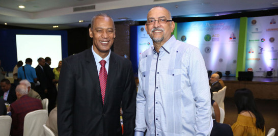 El ex ministro de Deportes, Felipe Payano, junto a su amigo Vinicio Muñoz luego del homenaje tributado a este último por la ACD.