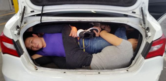 Tráfico. Fotografía cedida en donde se aprecian cuatro ciudadanos chinos escondidos en el baúl del automóvil de José Emiliano Aguilar.