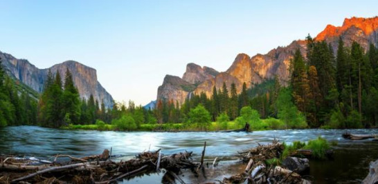 El espectacular paisaje que forman El Capitán y el río Merced en el valle del Parque Nacional Yosemite. Los cañones formados por los ríos Tuolumne y Merced alcanzan entre los 900 hasta los 1,200 metros de profundidad.