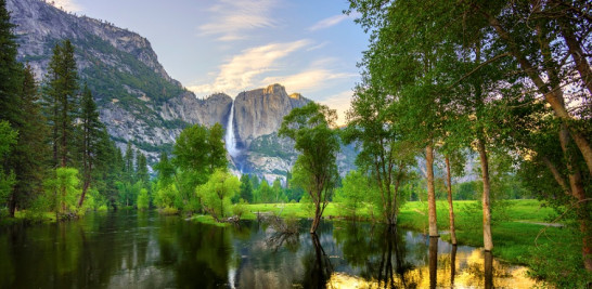 Paisaje. La famosa Yosemite Falls, de 739 metros de altura, es la cascada de mayor altura de América del Norte. Los viajeros disfrutan observar el paisaje desde lo alto de enormes formaciones masivas de roca convertidas en miradores naturales.