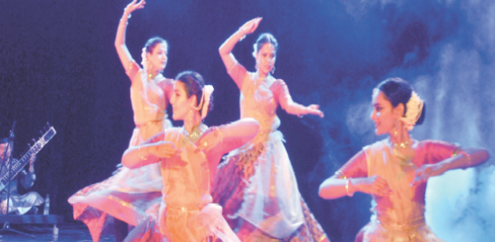 Presentación. El grupo de Danza Clásica de la India.