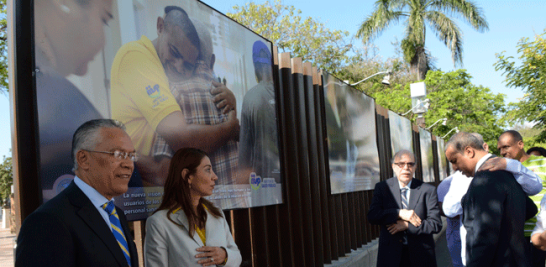 El director de Salud Mental, Ángel Almánzar, y la representante de la OPS en el país, Alma Morales, junto a una de las fotografías exhibidas.