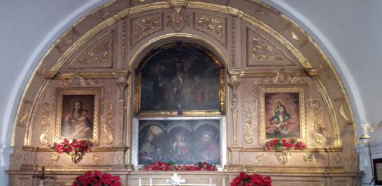 Altar. Piezas de arte en plata y pinturas del siglo XVII al XIX pueden verse sobre el altar.