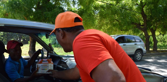 Carlos García López, de Obras Públicas, encabeza la entrega de botiquines a conductores a la salida hacia la zona costeña de la provincia de Barahona